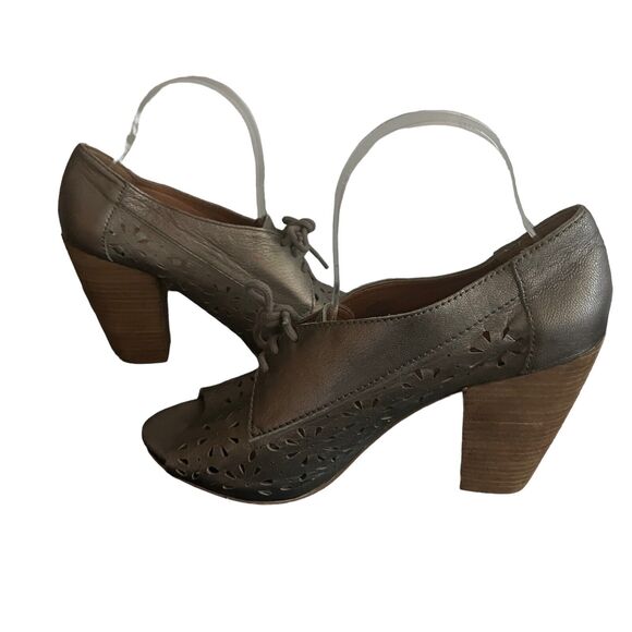 Lucky Brand Pewter Peony Laser Cut Leather Peep Toe Heels Office Party 9.5 - Picture 4 of 14